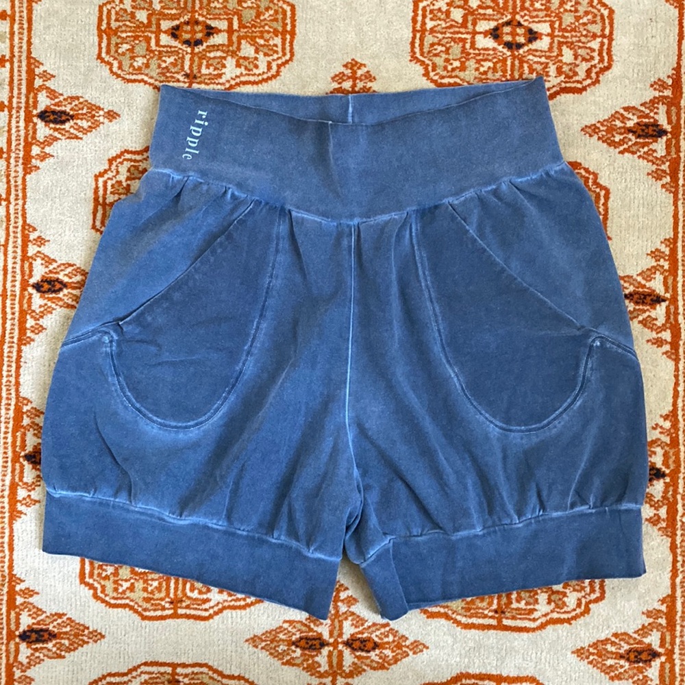 Women’s Ripple Yoga Shorts medium